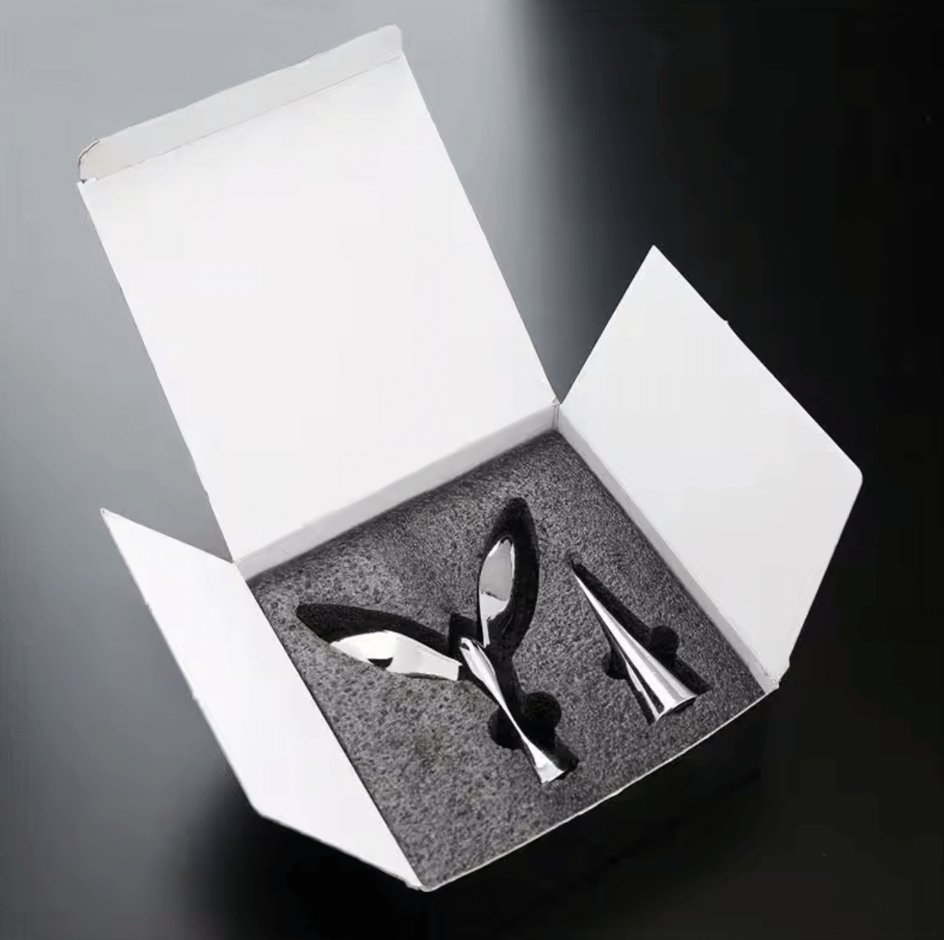 Fliegender Vogel-Flaschenöffner im geöffneten Karton, zeigt kreatives Design mit Balance-Effekt und innovativer Ausgleichstechnologie.