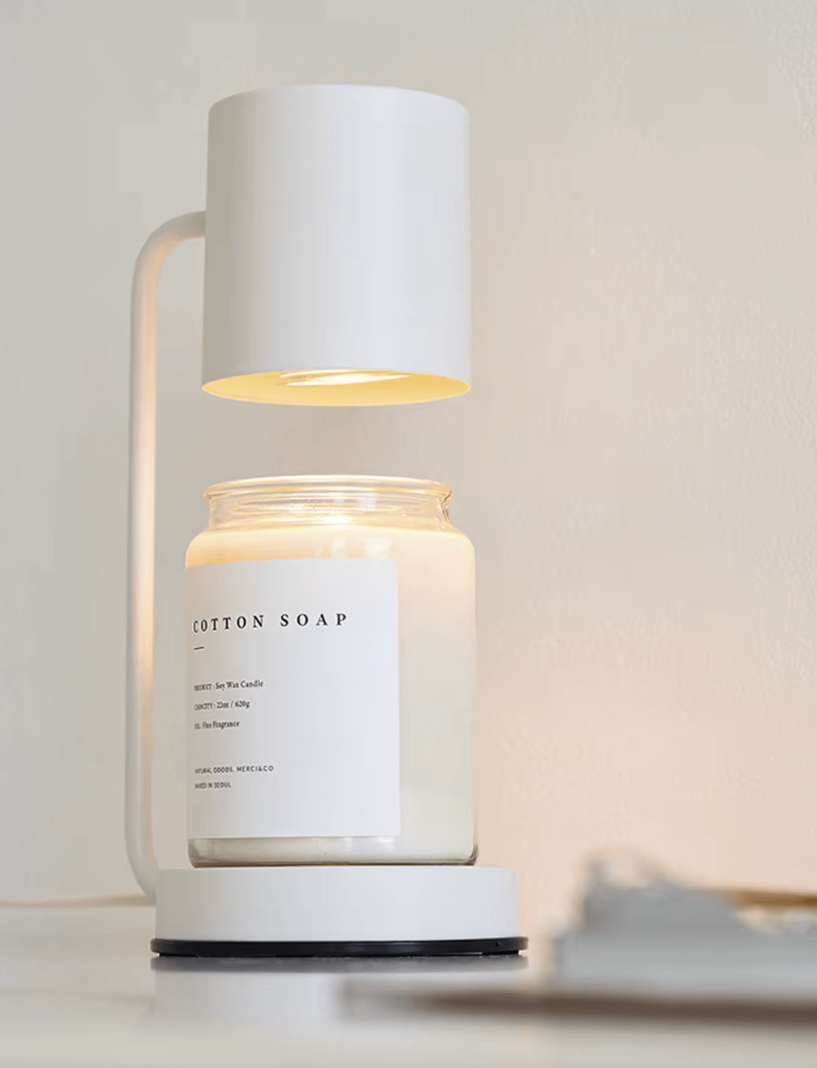 Elegante Metall-Wachsschmelzlampe mit weißem Design und Duftkerze, ideal für rauchfreie Aromatherapie und Stimmungslicht