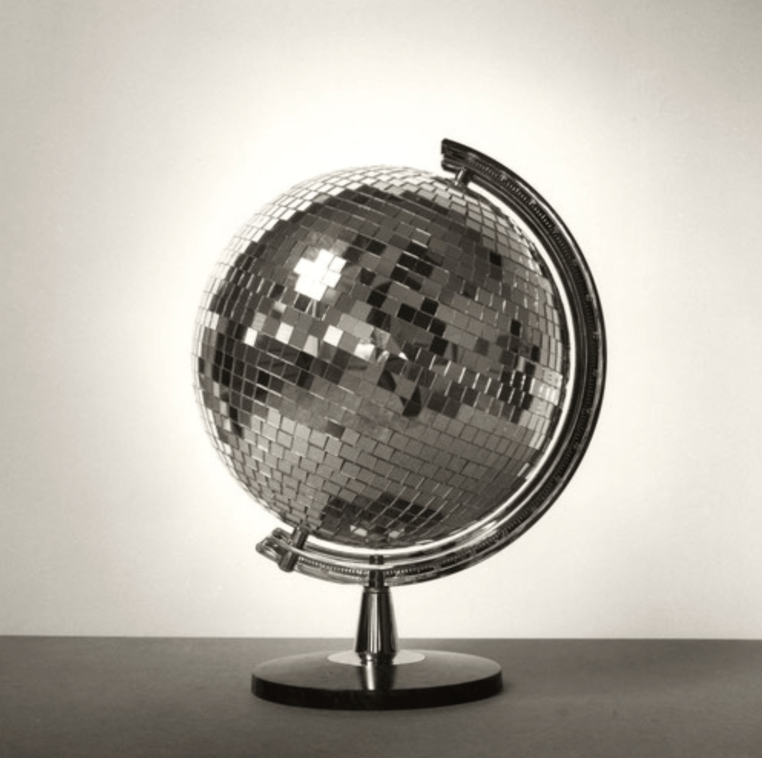 Disco Globus Ornament von Flavia Studio, kombiniert Globus und Spiegelkugel für magische Lichtspiele und funkelnde Eleganz.