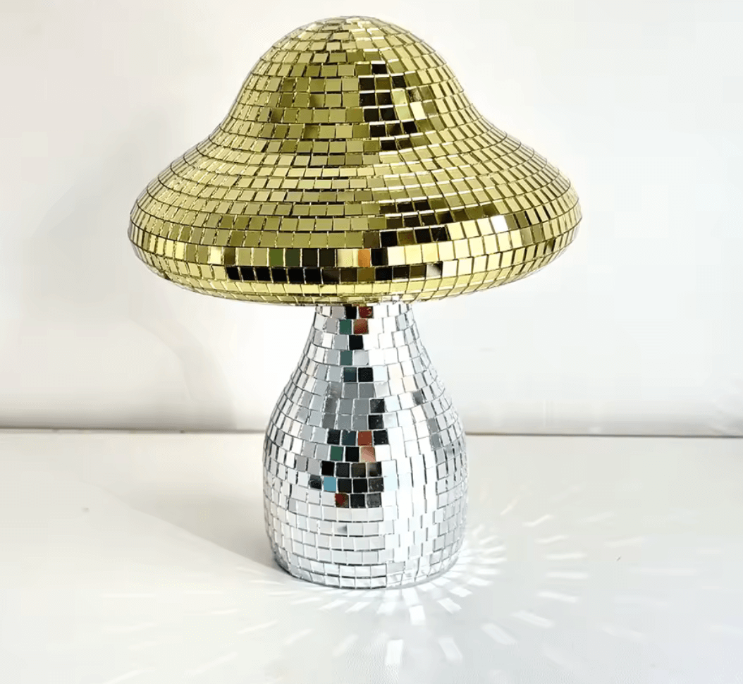 Traumhafter Disco-Pilz in Gold und Silber aus Mosaikglas, reflektierende Deko für magische Wohnräume und Partys.