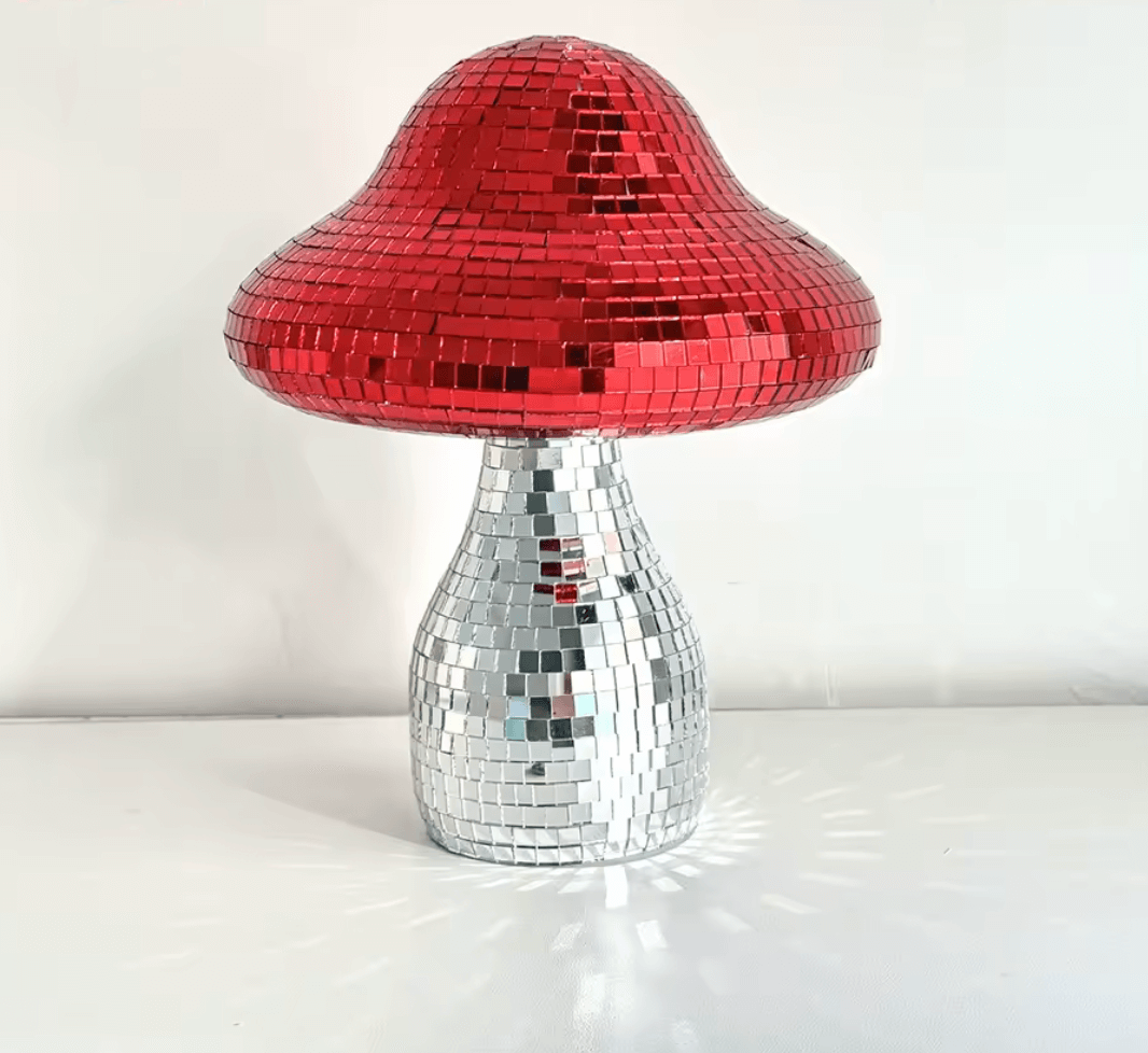 Traumhafter Disco-Pilz mit rotem und silbernem Mosaik-Glas, ideal für magische Wohn- oder Partydekoration.