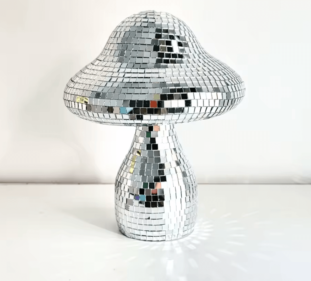 Traumhafter Disco-Pilz aus Mosaikglas in Silber, beleuchtet einen Raum mit glanzvollen Lichtmustern, ideal für elegante Wohndekoration.