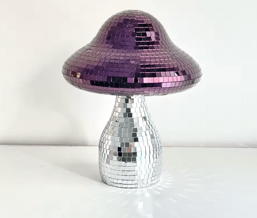 Traumhafter Disco-Pilz in Mosaik-Glas, magische Dekoration in Silber und Roségold für elegantes Zuhause und Party-Ambiente.