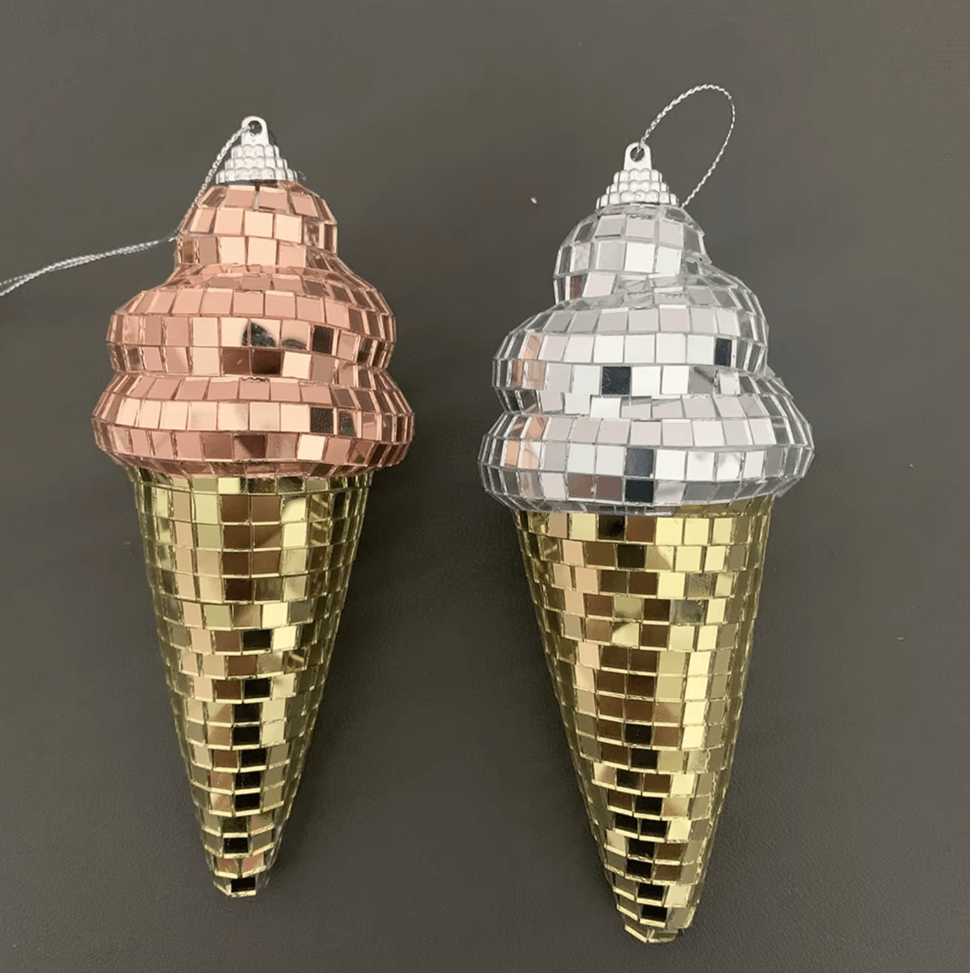 Disco-Eis Spiegelornamente, funkelnde Hängedekorationen mit goldenen und silbernen Mosaikfliesen für zuhause, Retro-Design.