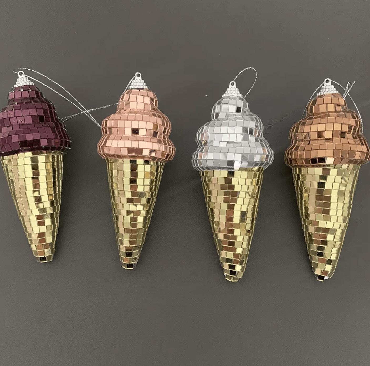 Disco-Eis Hängedekoration in vier Farben mit glänzenden Spiegeln, goldene Kegelbasis, Retro und modern im Stil, 15 cm Höhe.