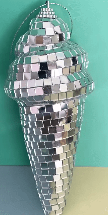 Disco-Eis Hängedekoration mit funkelnden Spiegelglasfliesen, retro-chic Eishörnchen für zauberhafte Lichtreflexionen im Raum.