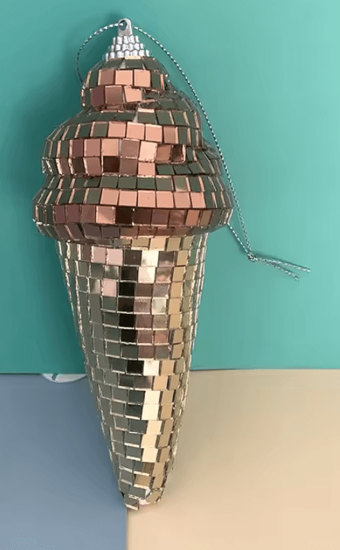 Disco-Eis Hängedekoration – Spiegelornament im Eistüten-Design mit funkelnden Mosaikfliesen, ideal für retro-modernen Wohnstil.