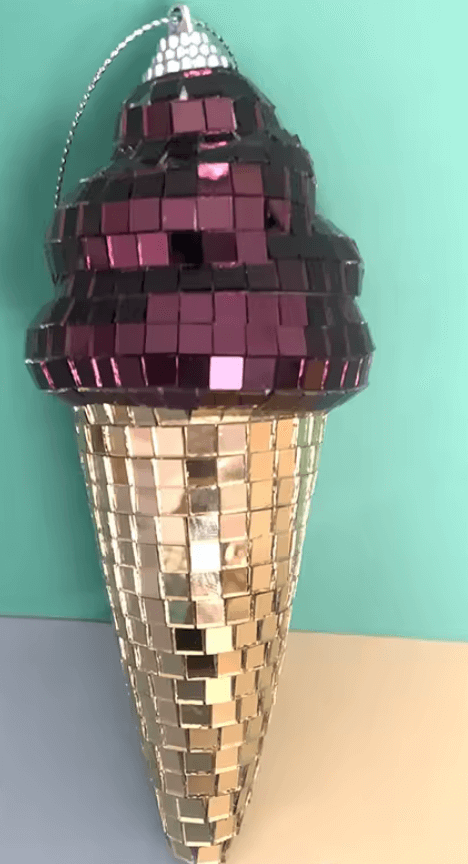 Disco-Eis Hängedekoration mit funkelnden Spiegelornamenten in Form eines Eises vor einem bunten Hintergrund.