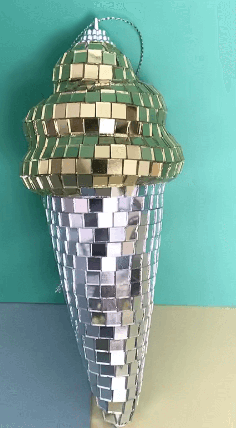 Disco-Eis Hängedekoration mit funkelnden Spiegelornamenten in Eiscremeform vor einem bunten Hintergrund.