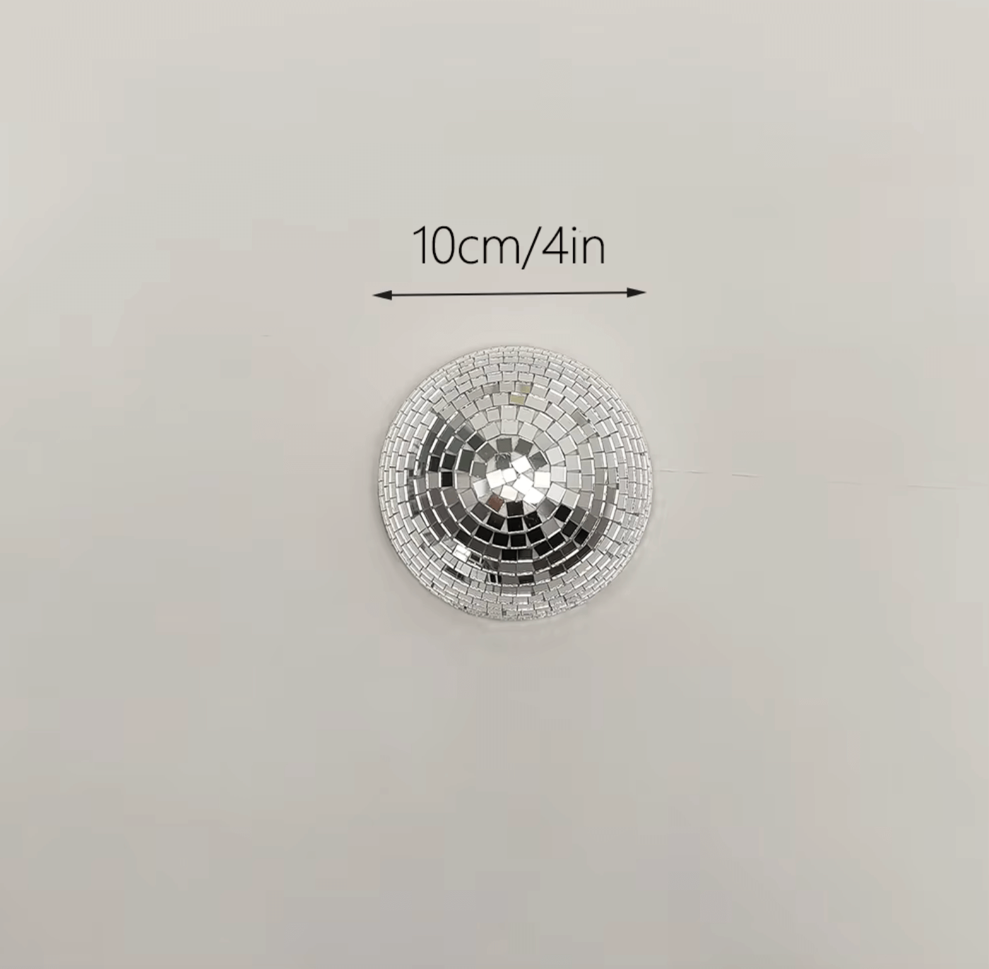 Disco-Kugel Wanddeko, hochglänzendes Halbkreis-Design, 10cm Durchmesser, mit Spiegel-Pailletten auf weißem Hintergrund.