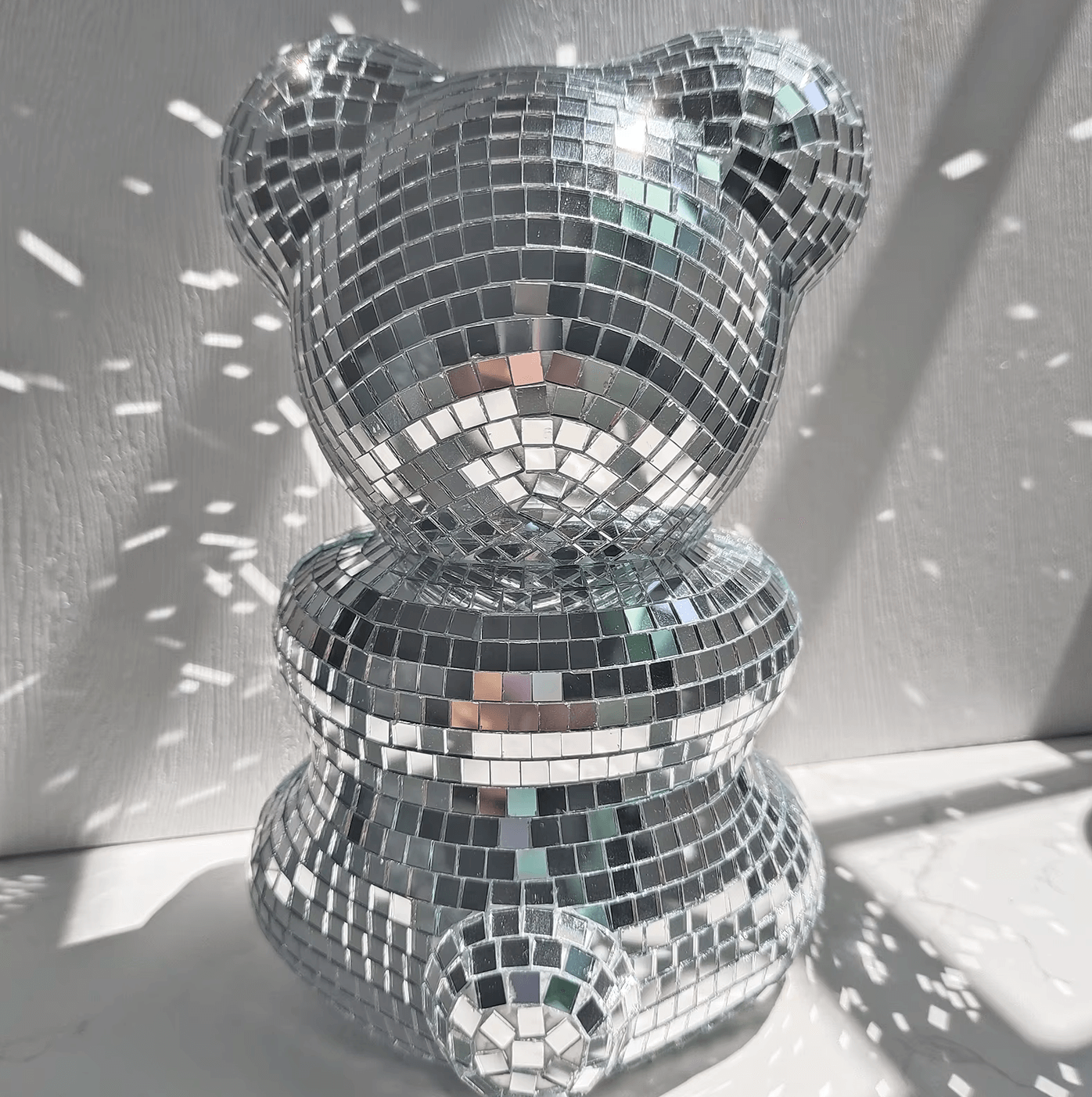 Disco-Bär dekorative Skulptur mit Spiegelglasfliesen, Retro-Stil, funkelt im Licht, ca. 20 x 12 cm, für stilvolle Wohnkultur