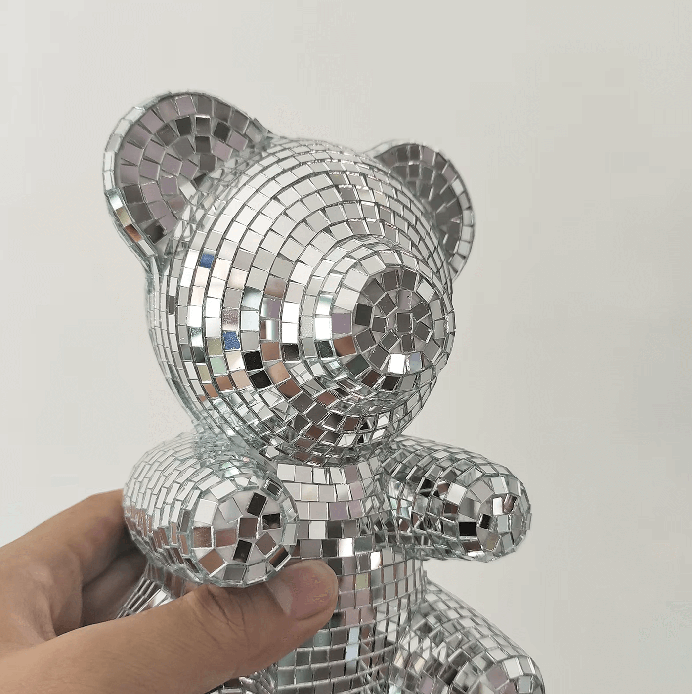 Disco-Bär, schimmernde Bär-Deko im Retro-Stil, handgefertigt mit Spiegelglasfliesen, ca. 20x12 cm, ein funkelndes Wohnkultur-Highlight.