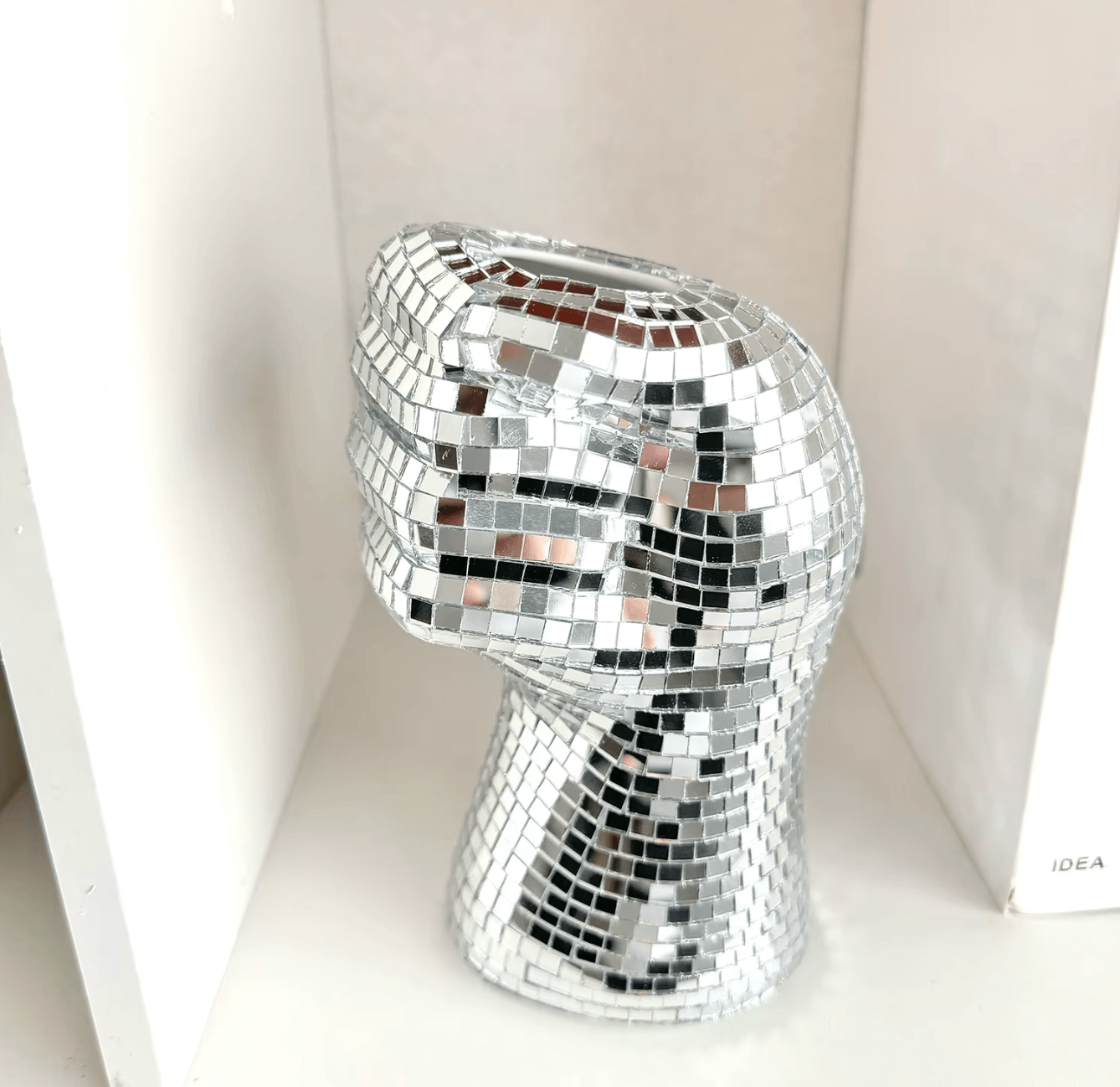 Disco-Handvase mit spiegelnden Fliesen, Retro-Design, silberne handförmige Vase, 17x9x10 cm, stilvolle Deko für Zuhause und Büro.