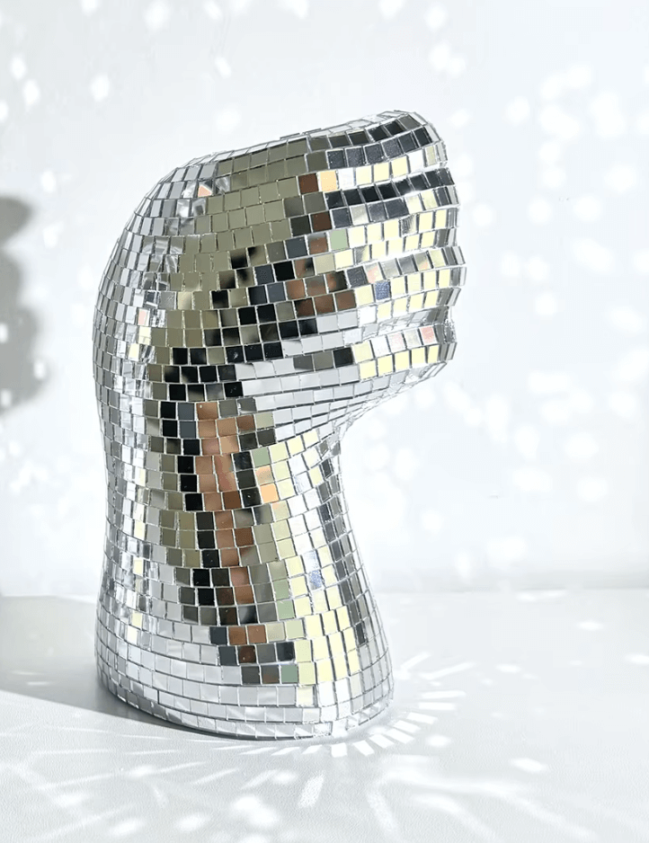 Disco-handvase with retro look, featuring a hand shape covered in shiny mirror tiles, ideal for adding glamour and style to home decor.