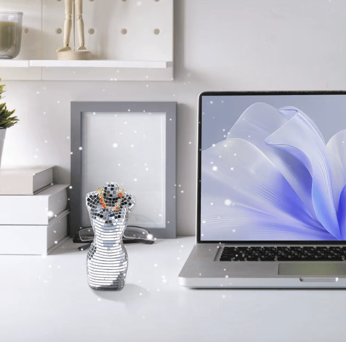 Spiegel-Disco-Frauenfigur als stilvolle Desktop-Deko neben einem Laptop, inspiriert von der glamourösen 70er-Jahre-Disco-Ära.