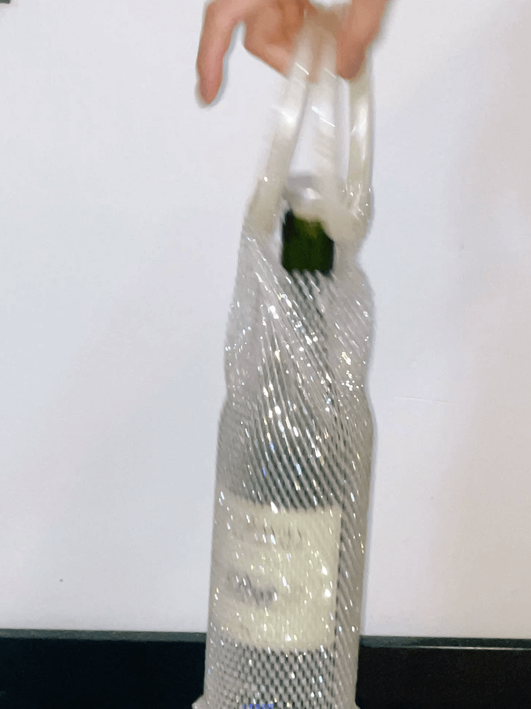 Luxuriöse handgewebte Weinflaschen-Tasche mit edlem Diamantgriff, ideal für eleganten Transport von Flaschen, glänzend und stilvoll.