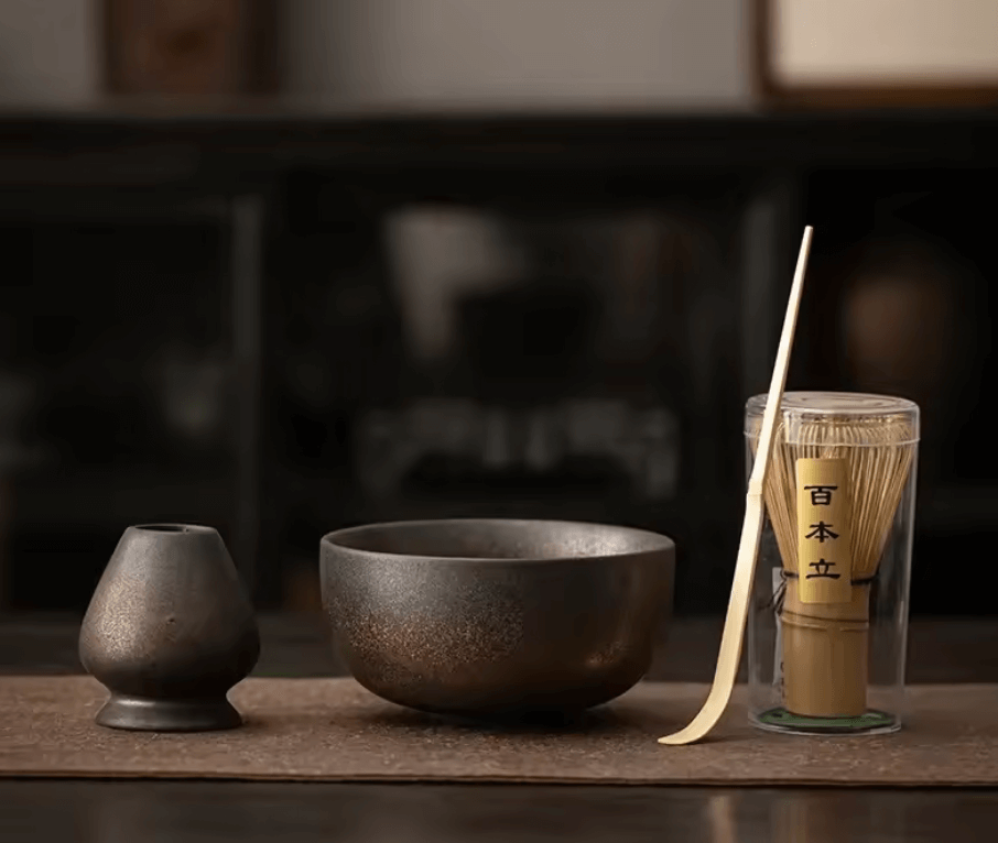 Japanisches Matcha-Set mit Keramikschale, Bambusbesen und Zubehör für traditionelle Teezeremonien. Perfekt für Matcha-Liebhaber.