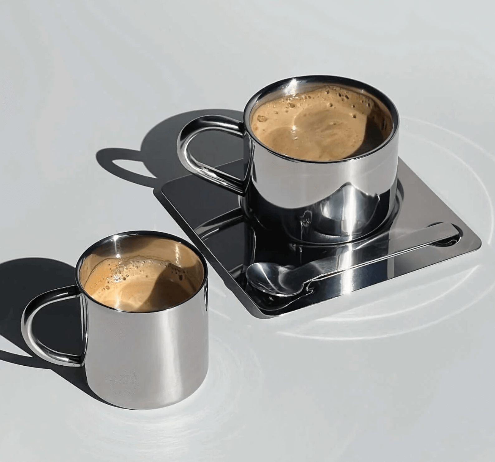 Edelstahl-Kaffeeset eckig mit doppelwandigen Tassen auf Tablett, ideal für stilvollen heißen Kaffeegenuss.