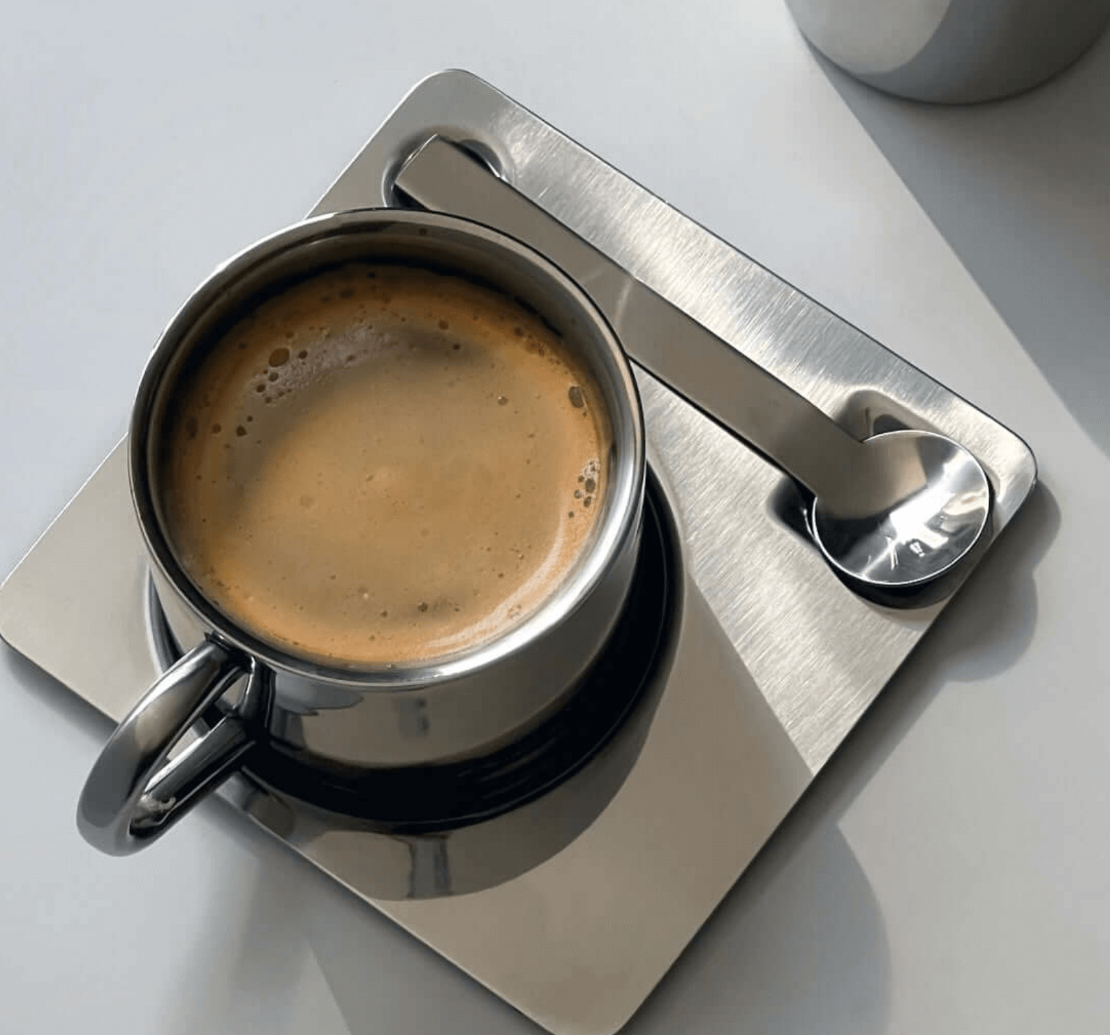 Eckiges Edelstahl-Kaffeeset mit doppelwandigem Design, perfekt für heißen Espresso, modern und stilvoll für Kaffee-Liebhaber.