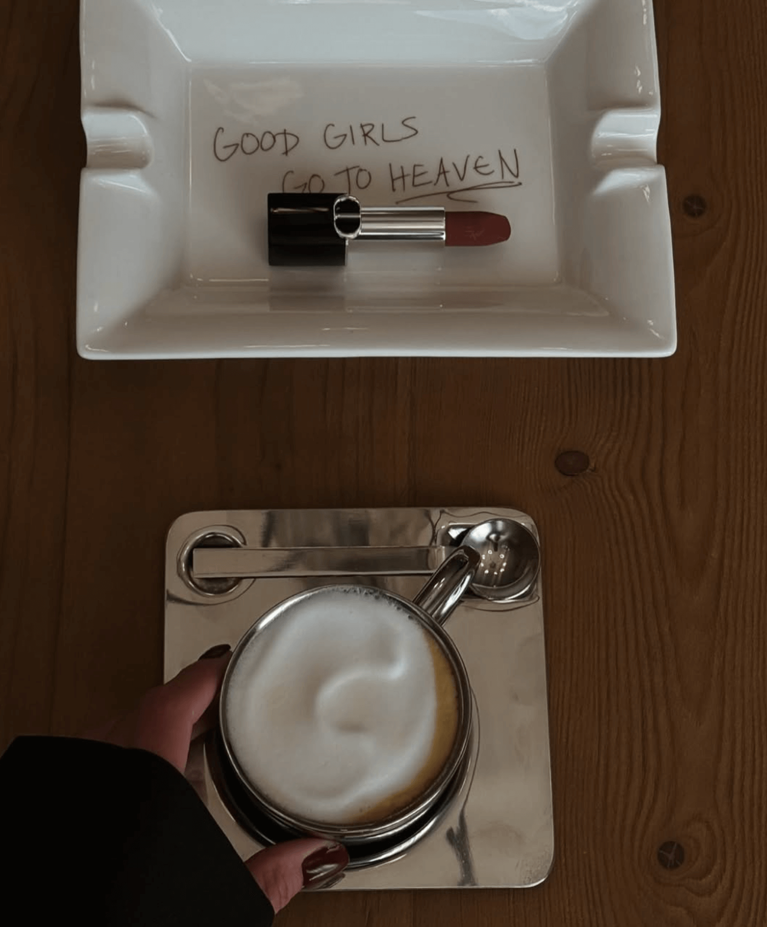 Edelstahl-Kaffeeset mit doppelwandiger Tasse und Lippenstift auf Tablett, elegant präsentiert auf einem Holztisch.