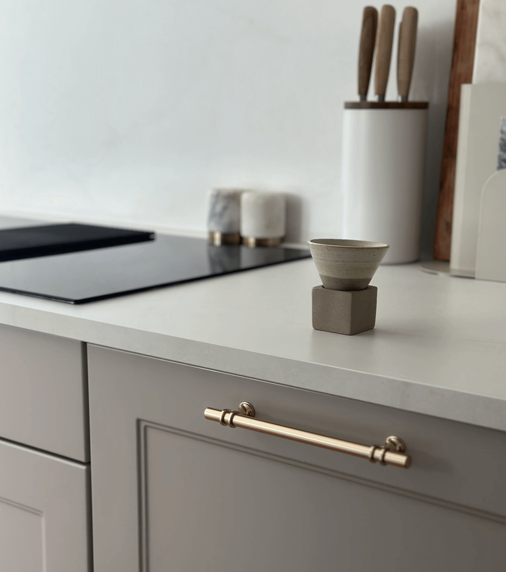 Stilvolle japanische Keramik-Teetasse auf moderner Küchentheke, ein Unikat für Teegenuss und Wohnkultur.