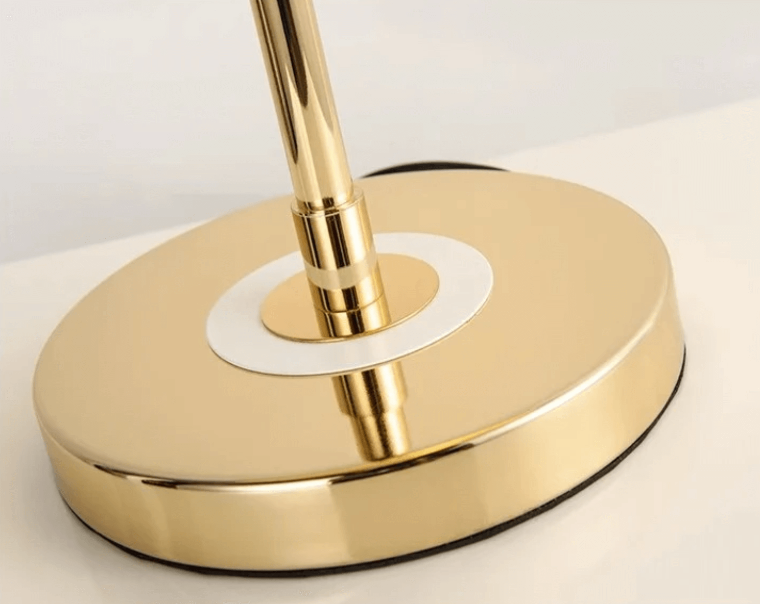Gold-accented base of Nordic Glow LED Tischlampe, showcasing minimalist Scandinavian design.