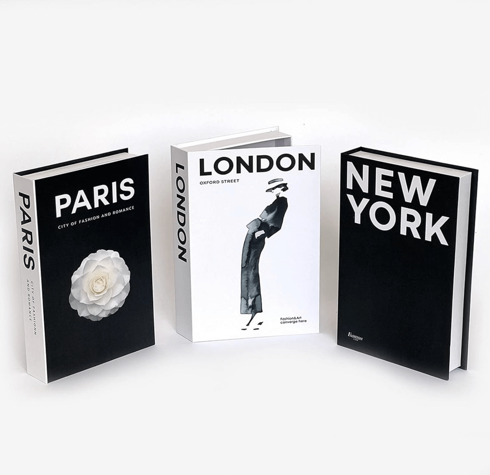 Dekorative Bücher Set mit Paris, London und New York Titeln, ideal zur stilvollen Dekoration im Wohnzimmer oder Büro.