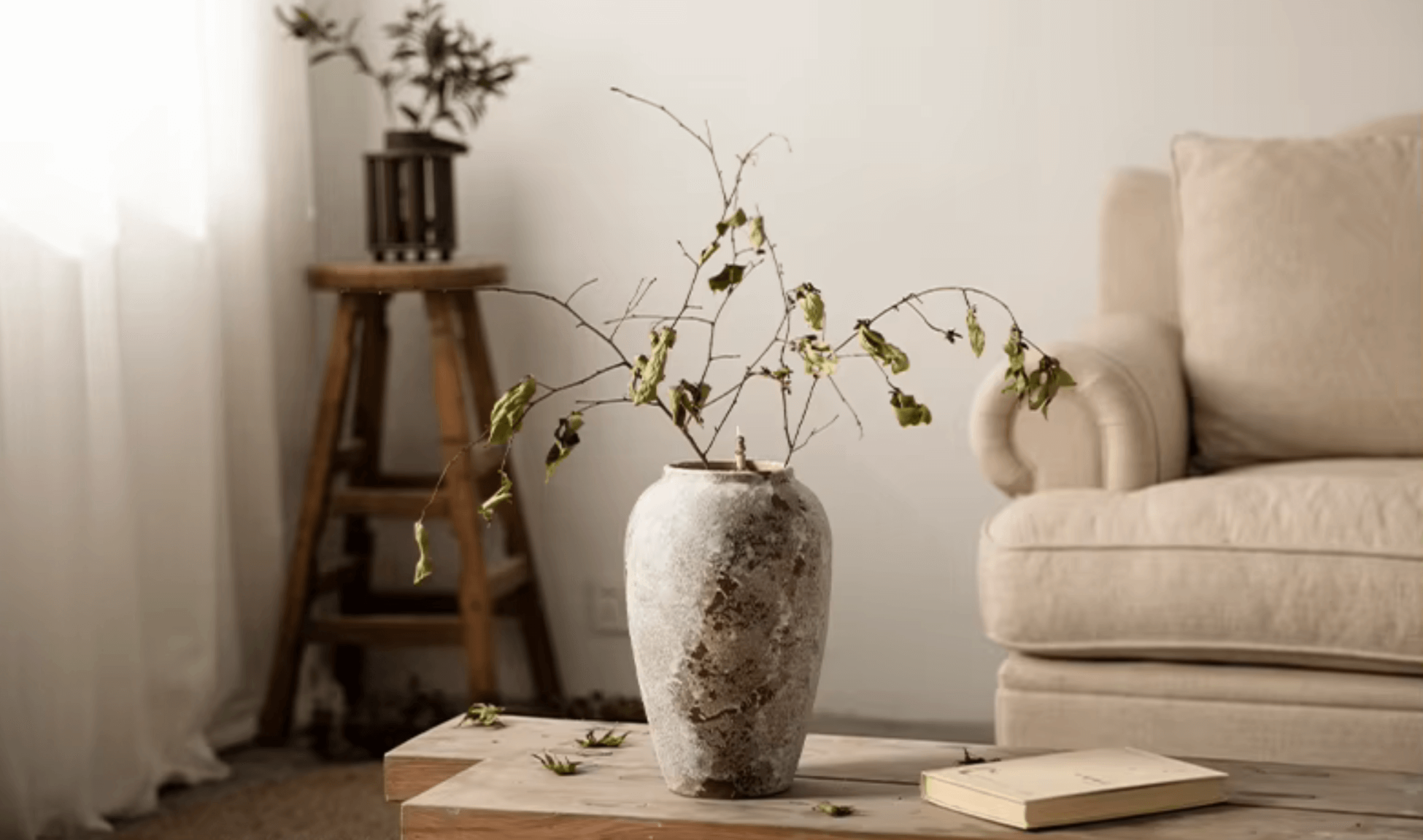 Rustikale Eleganz – Handgefertigte Keramikvase im antiken Design auf einem Couchtisch im Wohnzimmer