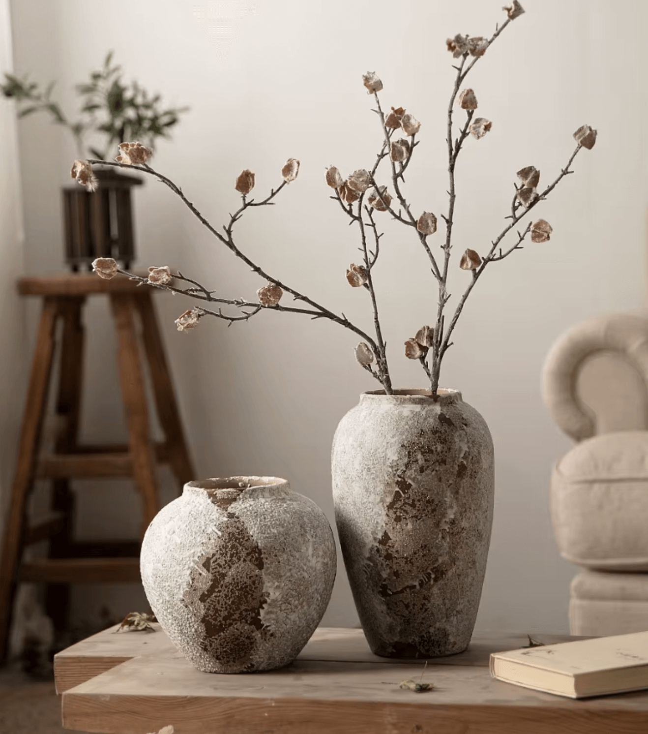 Rustikale Eleganz handgefertigte Keramikvase im antiken Design mit Blumen, rustikales Finish, chinesischer Stil, Wohnkultur.