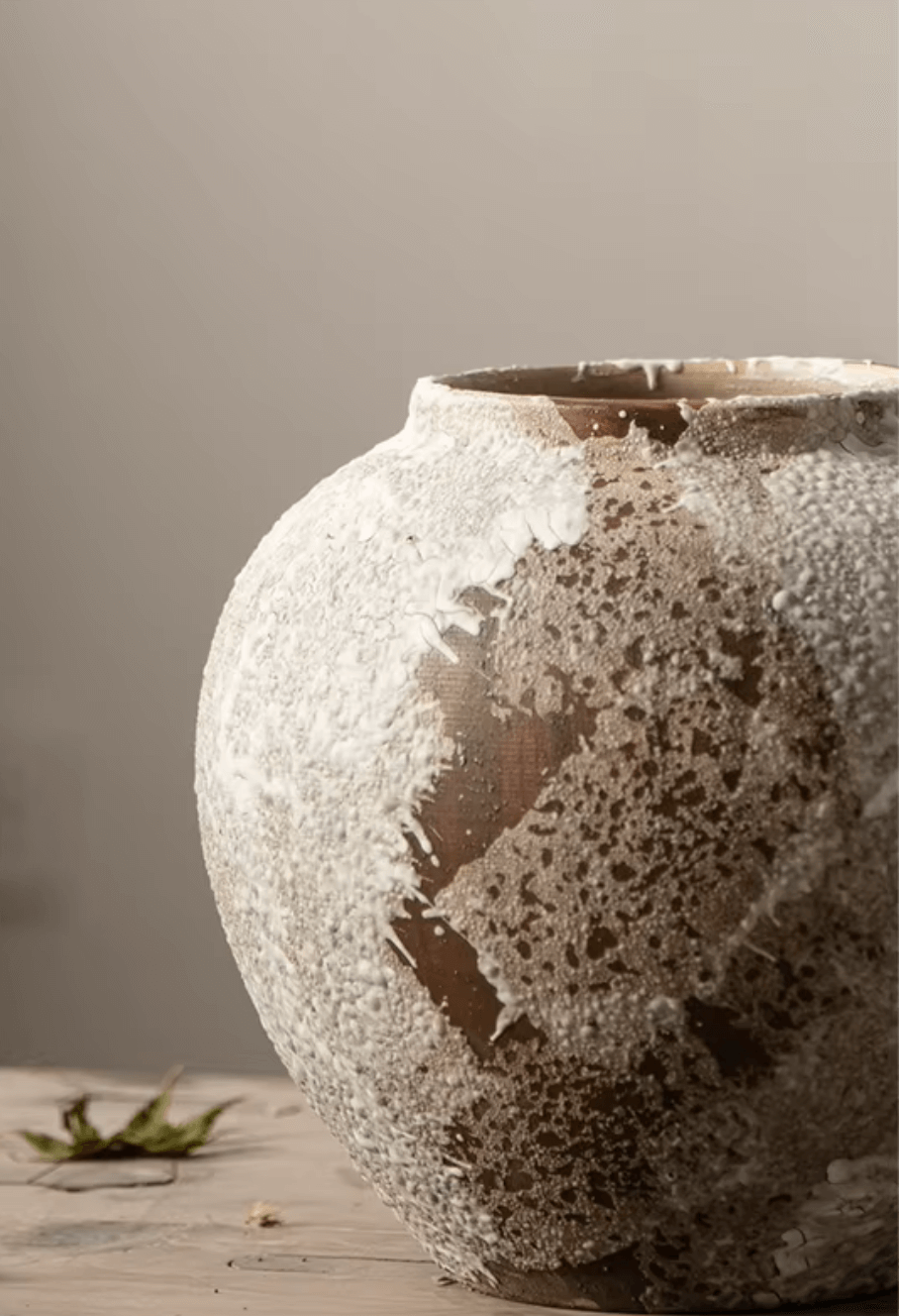 Rustikale handgefertigte Keramikvase mit antiker Optik, melierter Oberfläche und fernöstlichem Design für zeitlose Dekoration.