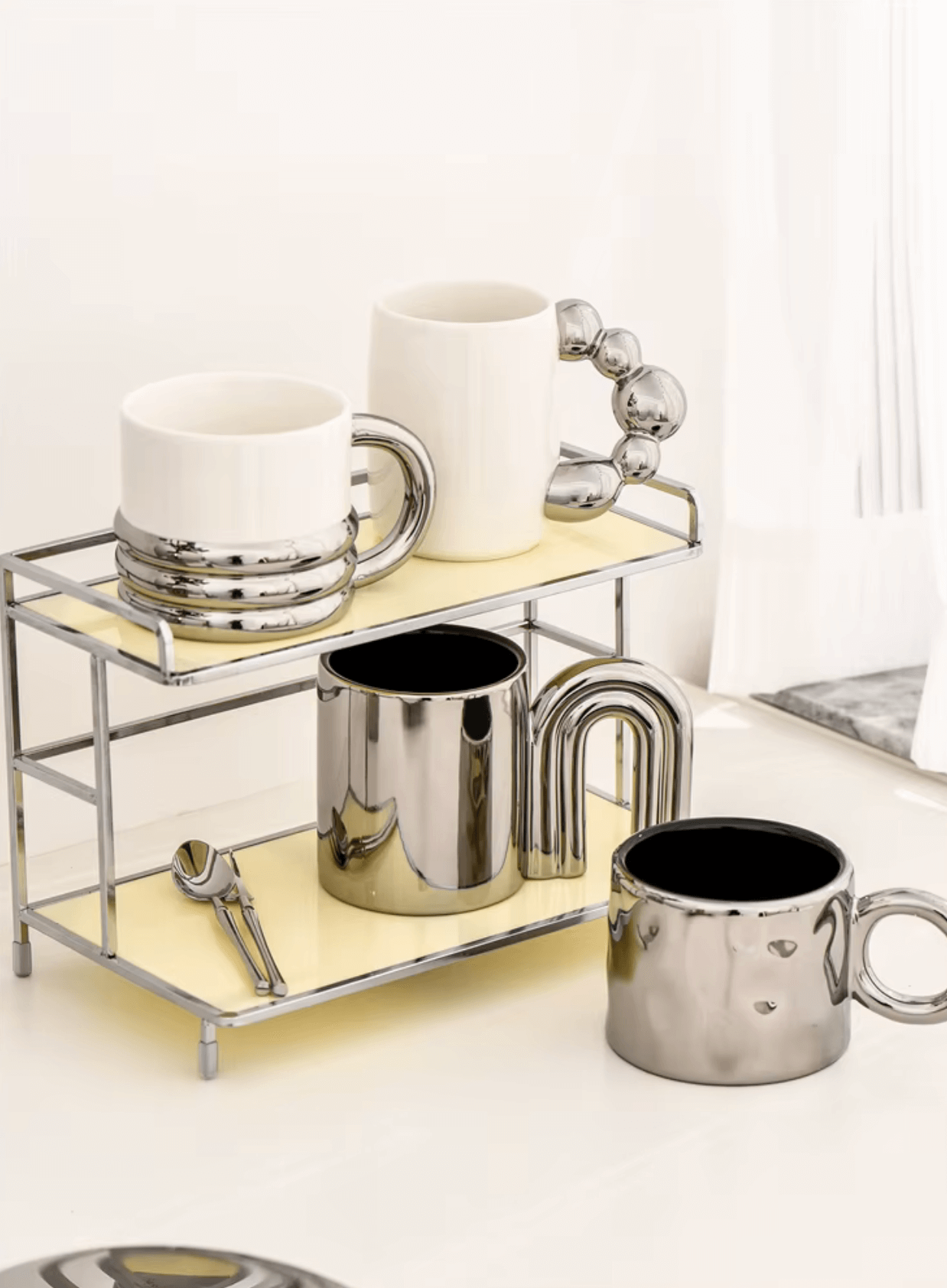 Nordic Elegance Keramik Kaffeetassen Set auf modernem Regal, skandinavisches Design mit eleganten Silberdetails.