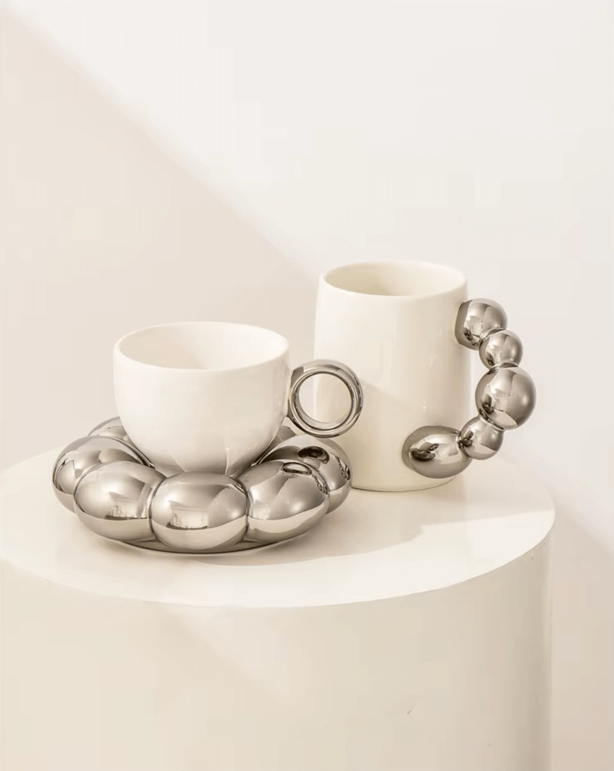 Nordic Elegance Keramik Kaffeetassen Set mit Silberdetails, minimalistisches skandinavisches Design auf einem weißen Tischdisplay.