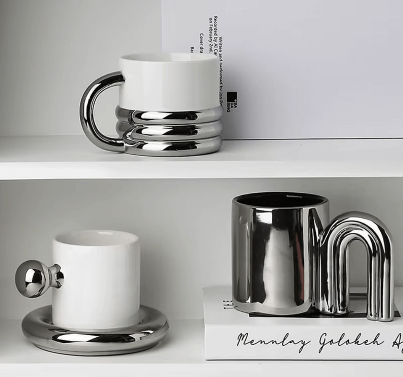 Nordic Elegance Keramik Kaffeetassen Set with silver accents showcasing minimalist Scandinavian design on a white shelf.