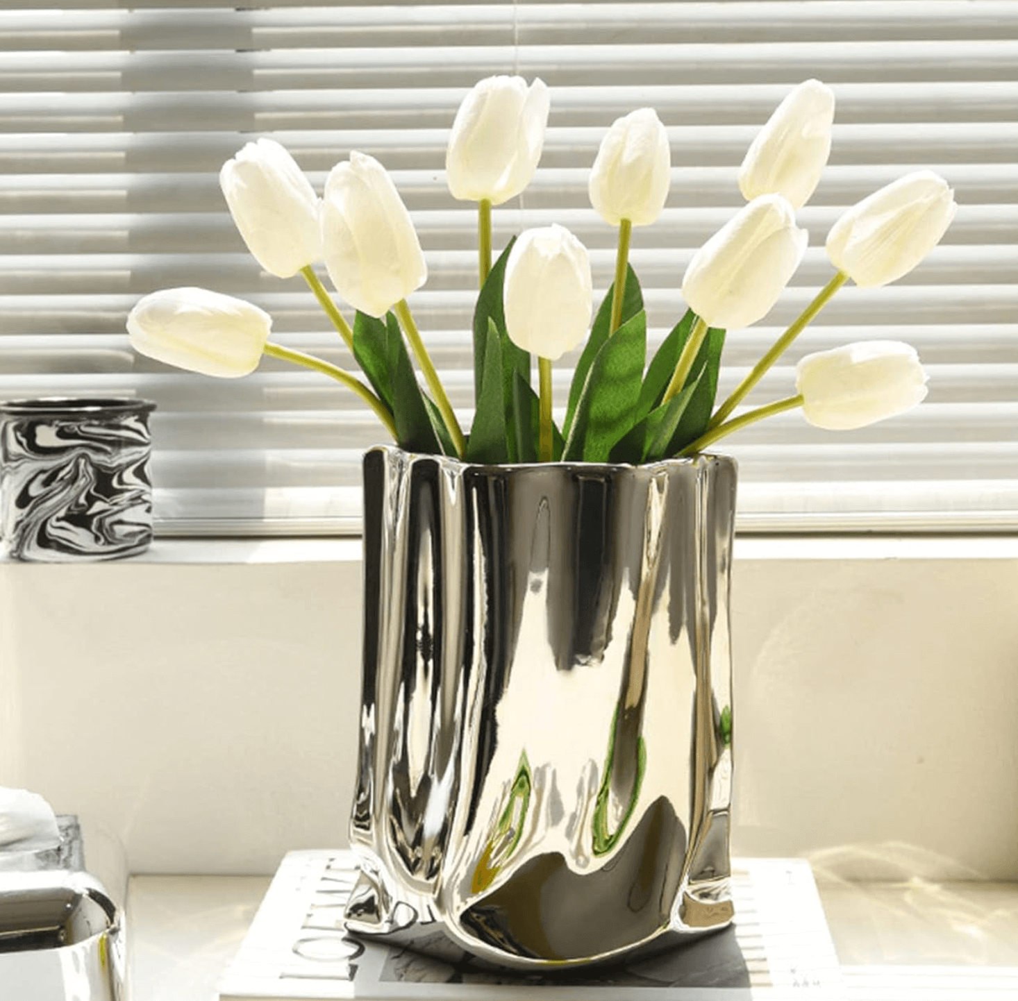 Silberne Keramik Blumenvase mit weißen Tulpen, modernes Design, silbernes Finish, dekorative Vase für stilvolle Wohnräume