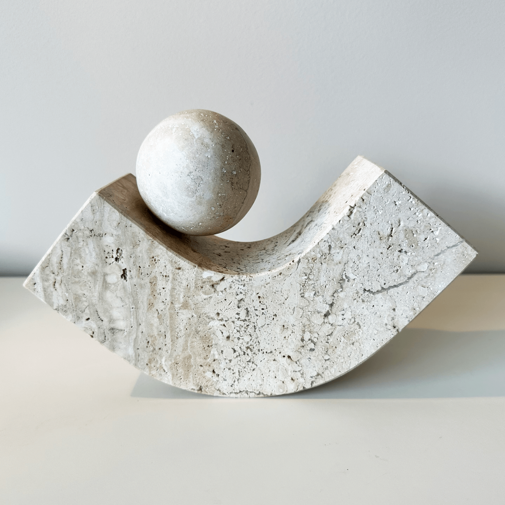 Alt Tag: Geometrische Buchstütze aus Naturstein mit modernem Design, ideal für minimalistischen Raumdekor, Eleganz für Büro oder Zuhause.