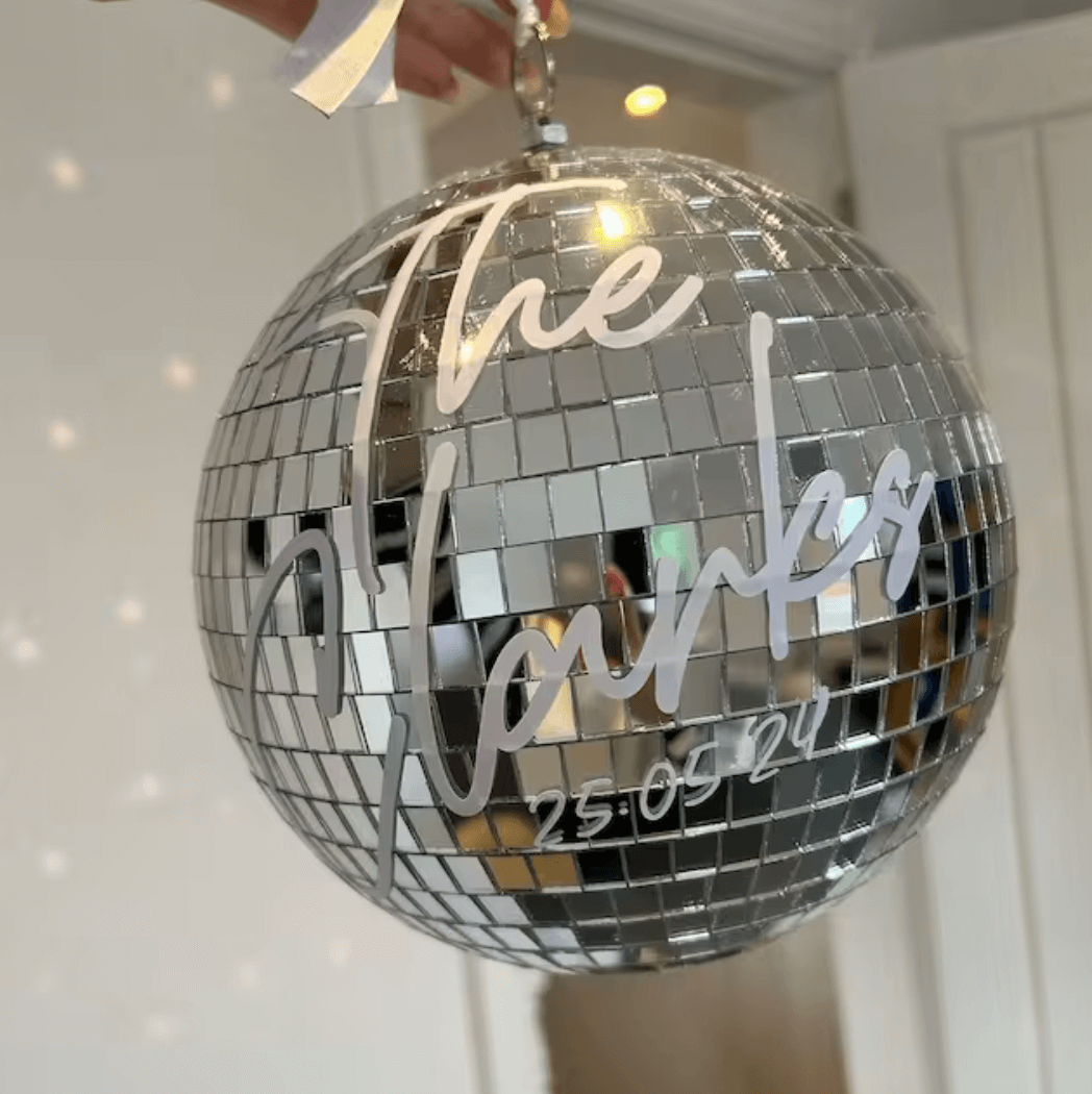 Personalisierte Disco-Kugel mit Spiegelmosaiken und individuellem Text, ideal für Hochzeiten und Partys.