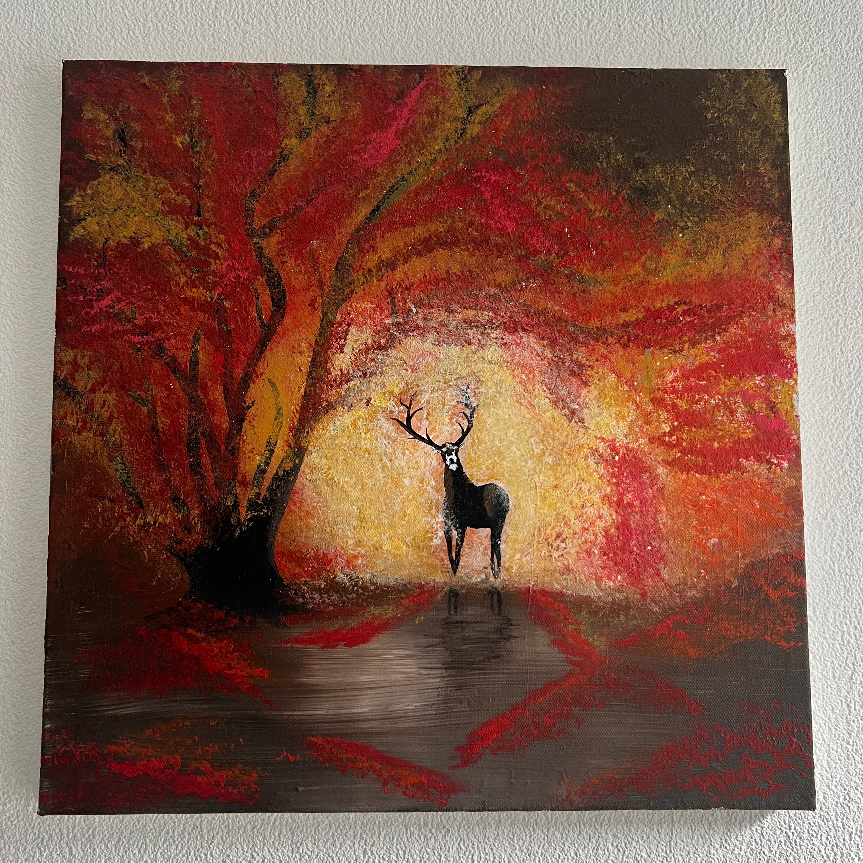 Le cerf dans la forêt enneigée d'automne