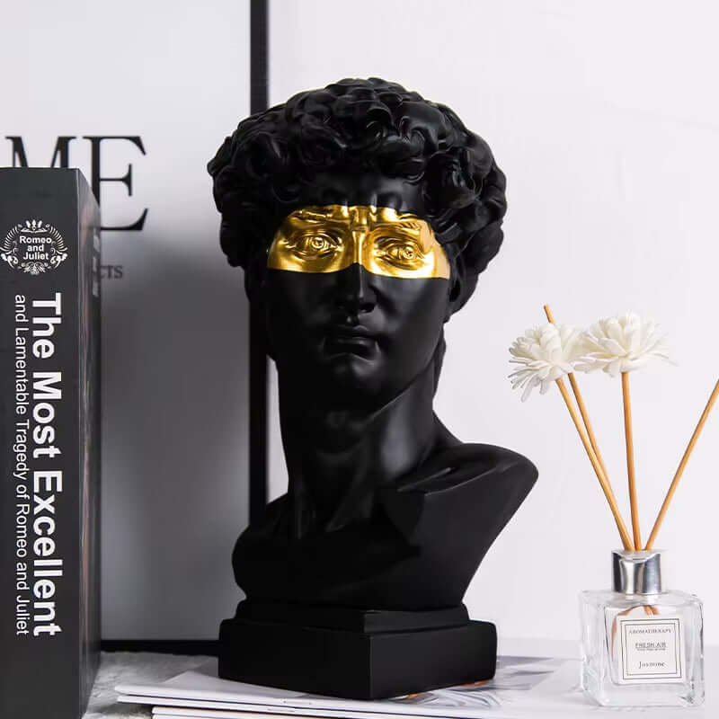 David-Kopf Skulptur mit goldener Maske auf Bücherregal, modernes Design